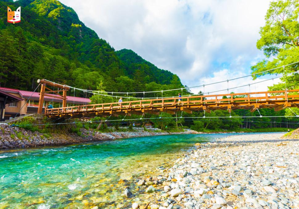 สะพานไม้ที่สร้างขึ้นเหนือแม่น้ำอาซูสะ